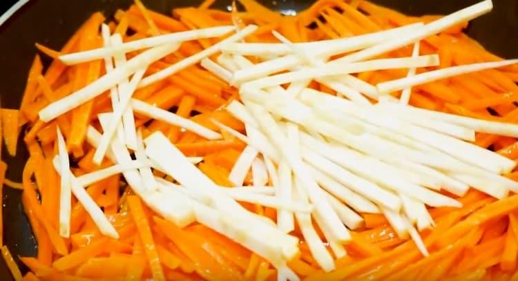Ajouter le céleri aux carottes dans une poêle.