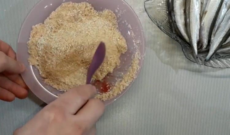 Pomiješajte krekere sa sezamovim sjemenkama.