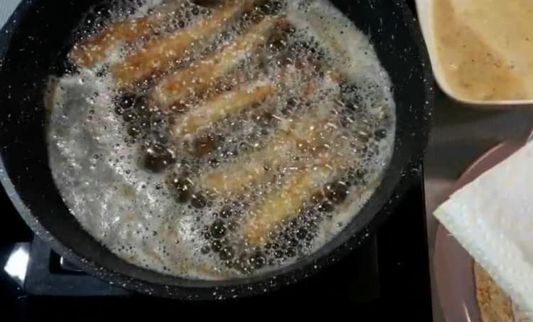 Faites frire le capelan dans la pâte jusqu'à ce qu'il soit doré des deux côtés.