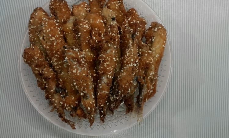 Capelin in batter with sesame seeds is crispy and very appetizing.