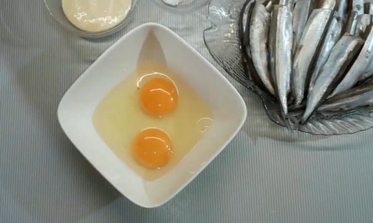 Para la masa, tome dos huevos.