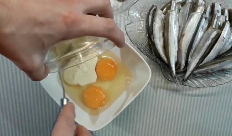 Agregue mayonesa a los huevos.
