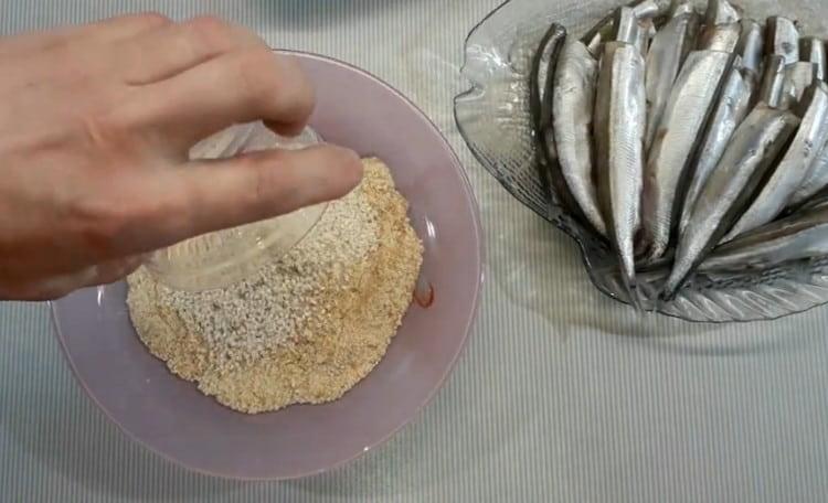 Para empanar, combine las migas de pan y las semillas de sésamo.