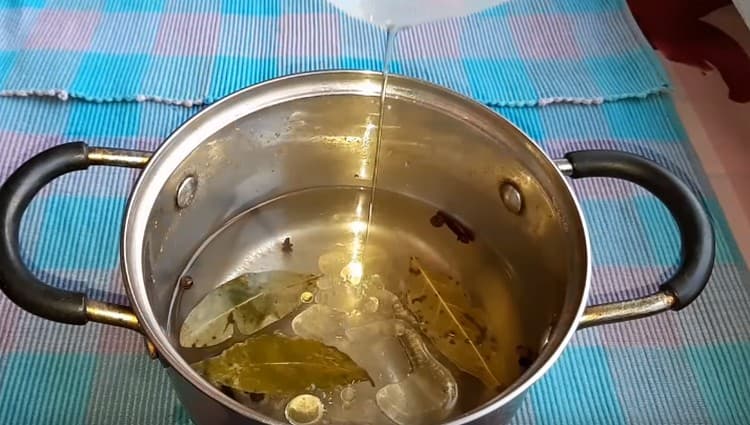 U ohlađenu marinadu dodajte biljno ulje i ocat.