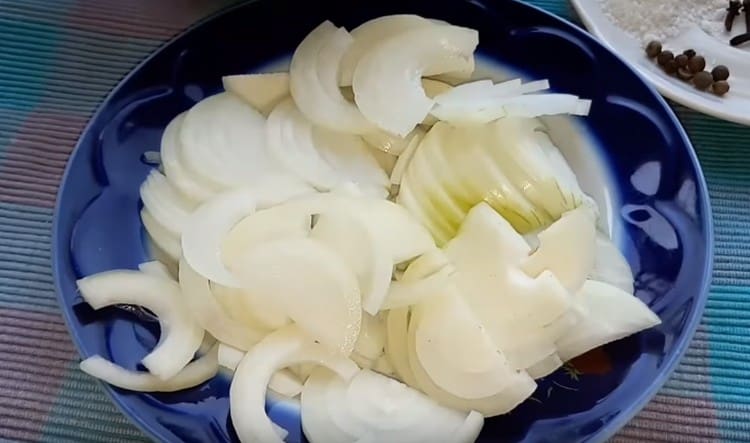 Cut the onion into half rings.