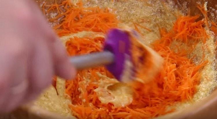 Ajoutez des carottes à la pâte, mélangez le tout.