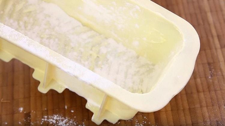 Lubrifiez le moule à gâteau avec du beurre et saupoudrez légèrement de farine.