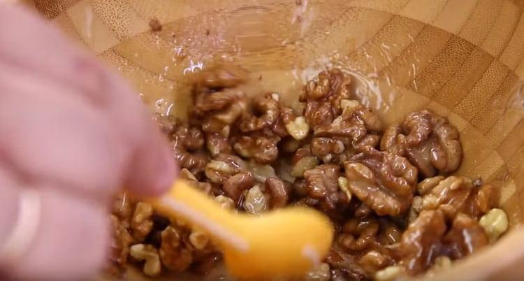 Ajoutez un morceau de beurre aux noix, une pincée de sel et mélangez.