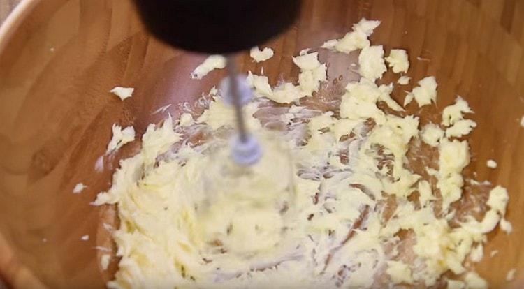 Avant de blanchir, battez avec un mixeur beurre doux.