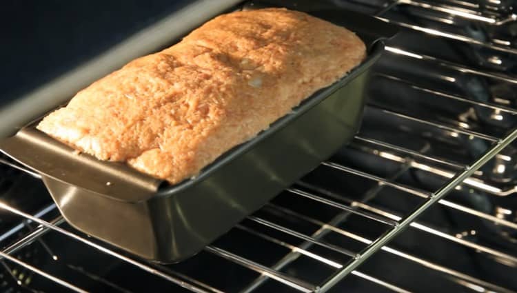We send the meat bread into the oven for an hour and a half.