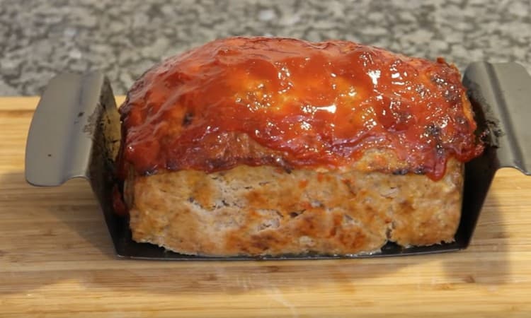 El pan de carne listo preparado de acuerdo con esta receta se puede engrasar con la salsa restante incluso cuando se sirve.
