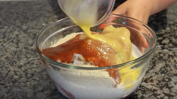Add the egg to the remaining ingredients in a bowl.
