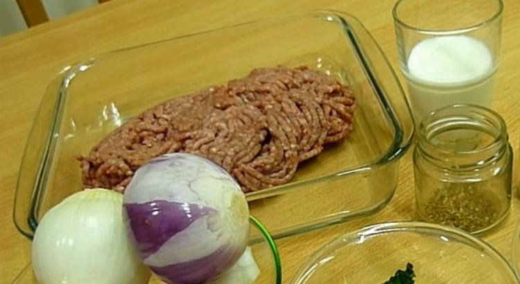 Spread the minced meat in a bowl.