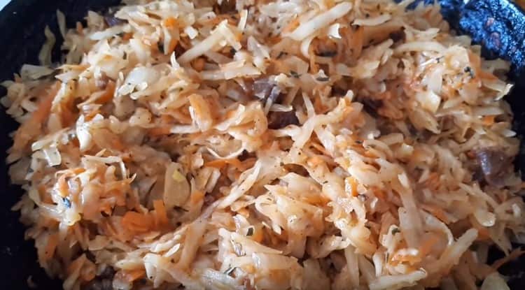 Fragrant cabbage filling for dumplings is ready.