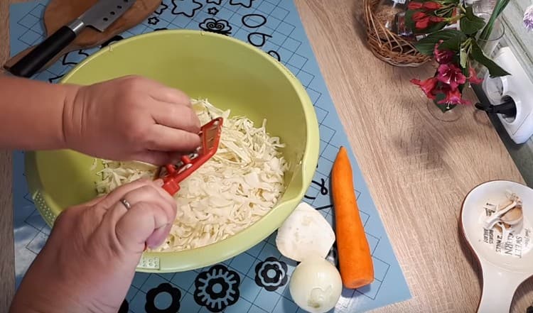 Finely chop the cabbage.