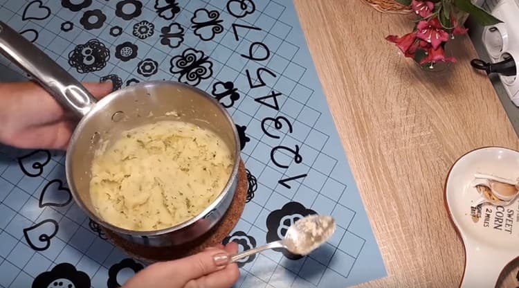 Ajouter l'aneth haché à la garniture de pommes de terre et bien mélanger à nouveau.