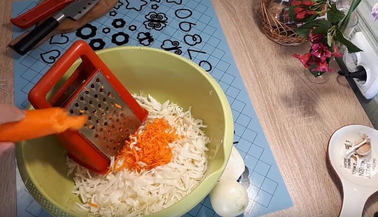 Frottez les carottes au chou.