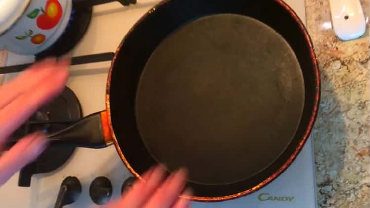 Para preparar el relleno de repollo para pasteles, calienta la sartén
