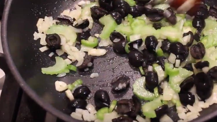 Étalez les olives et laissez cuire encore quelques minutes.
