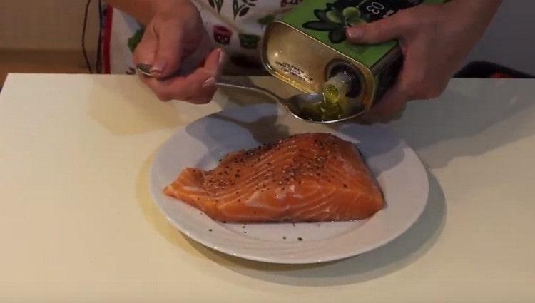 Saupoudrer le filet de saumon avec du sel, du poivre et assaisonner avec de l'huile d'olive.