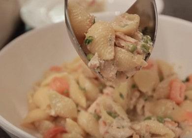 Delicious pasta with salmon in a creamy sauce: cook according to a step by step recipe with a photo.