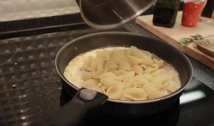 Étaler les pâtes dans la sauce.