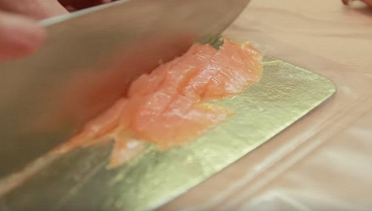 Nous avons coupé plusieurs tranches de saumon légèrement salé.