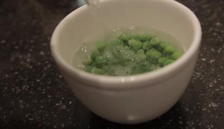 Prelijte prokuhanu vodu preko smrznutog zelenog graška.