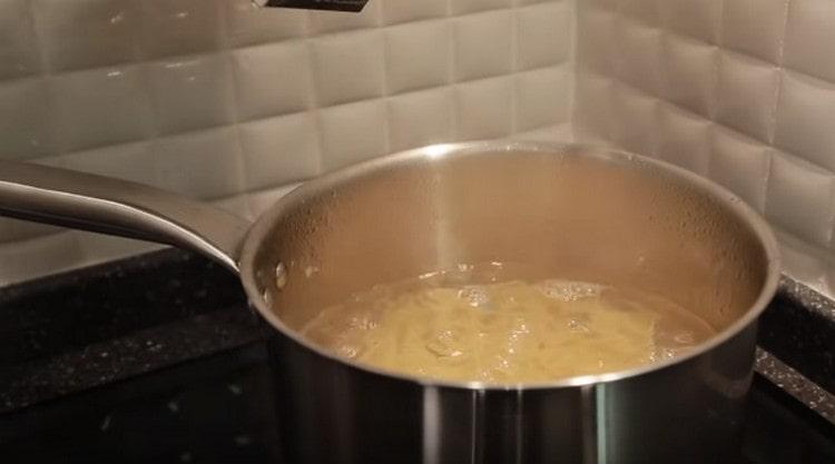 Stavili smo tjesteninu da se kuha.