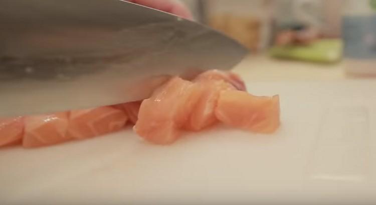Couper le saumon en dés.