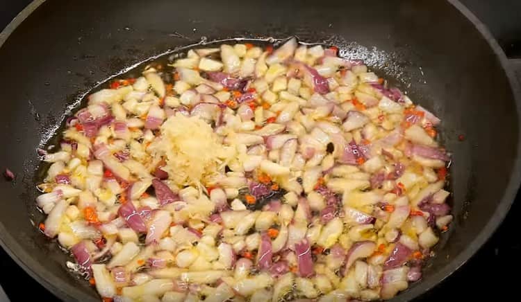 Ajouter l'ail à l'oignon avec du poivre.