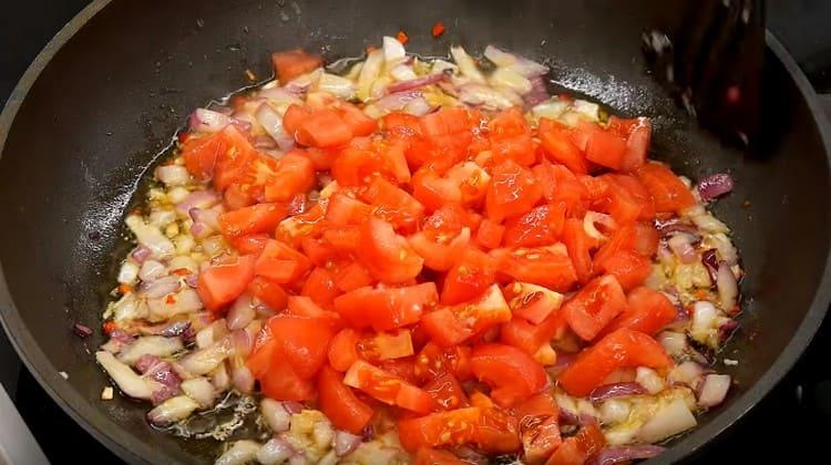 Ajouter les tomates à la poêle.