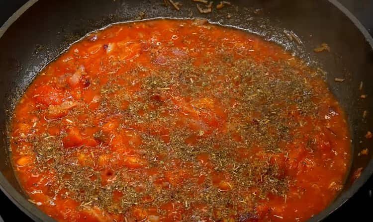 Assaisonnez la sauce avec des herbes de Provence, du sel et du poivre au goût.