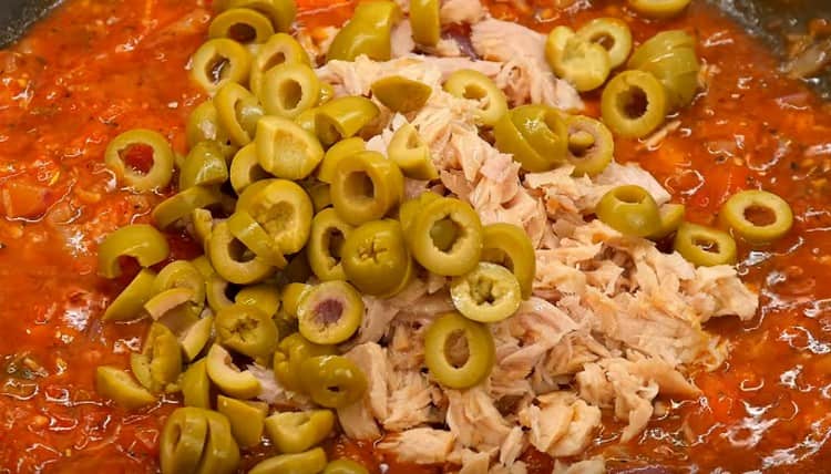 Spread olives and tuna in the sauce.