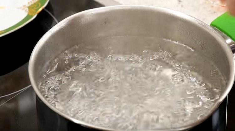 Dans une casserole séparée, porter l'eau à ébullition.