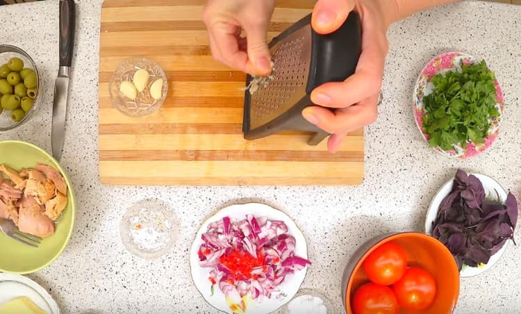 Rub the garlic on a grater.