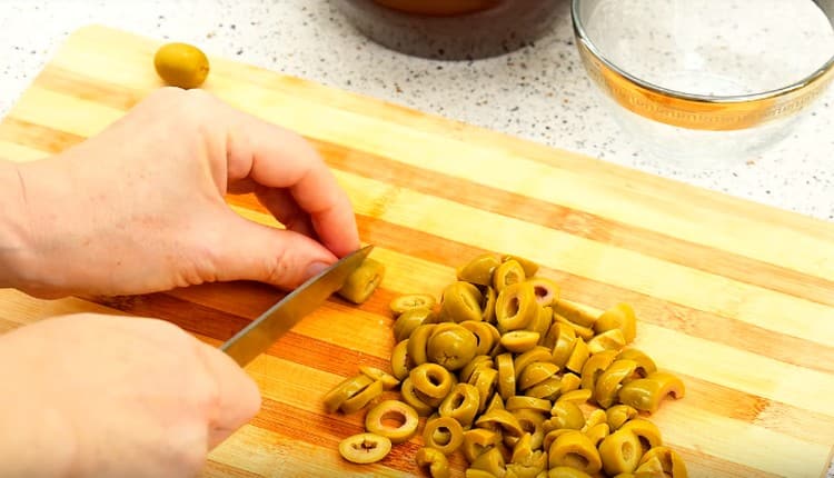 Nous avons coupé les olives dénoyautées en rondelles.