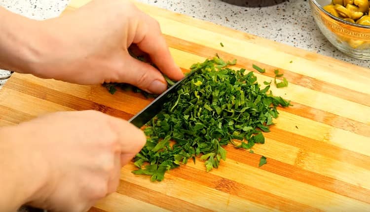 Grind fresh parsley.