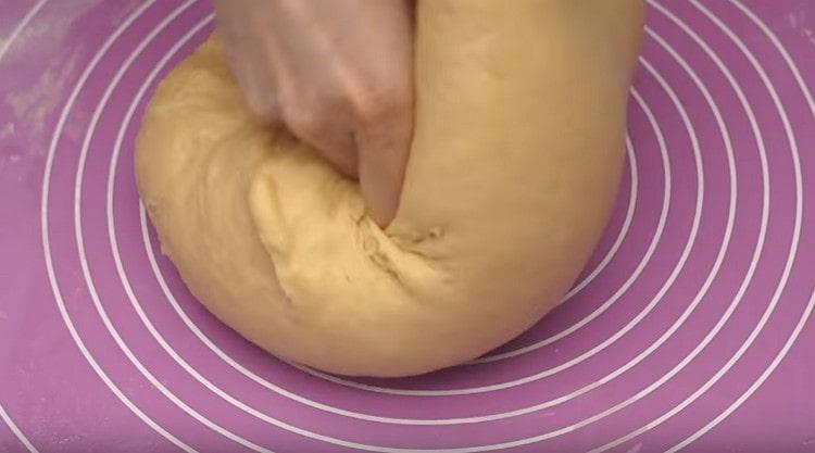 Thoroughly knead the dough on the work surface.