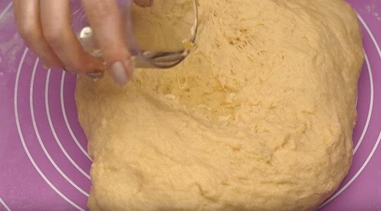 Add vegetable oil while mixing the dough.