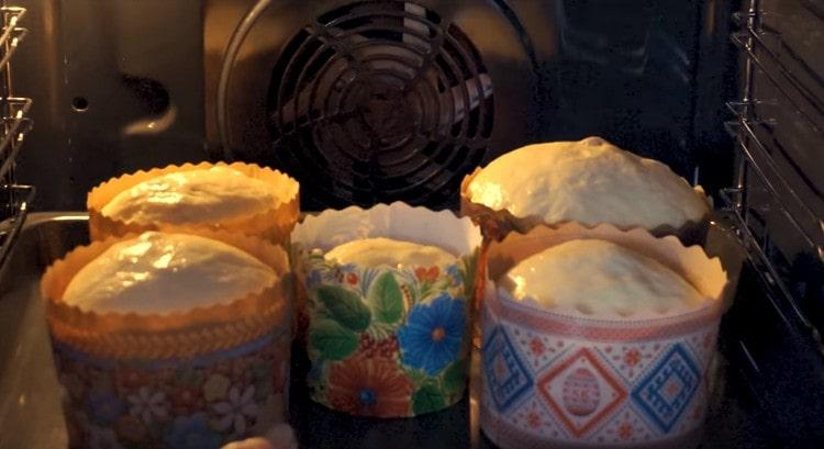 Enviamos la sartén con pasteles de Pascua al horno.