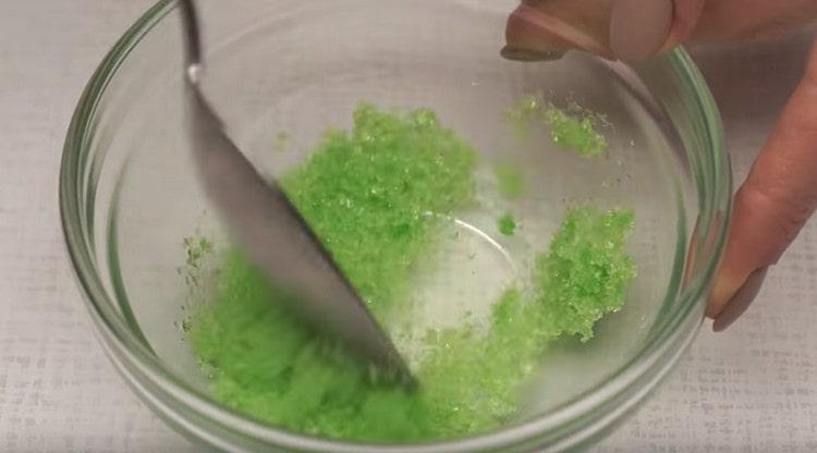 Ajouter de l'eau avec du colorant au sucre et mélanger.