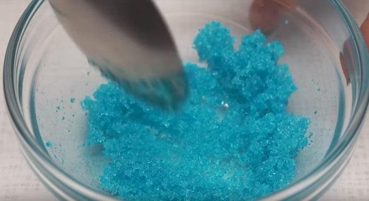 På samme måde kan du tilberede sukker i forskellige farver.
