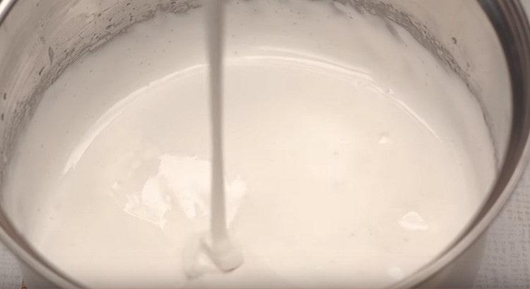 Beat the mass with a mixer until white.