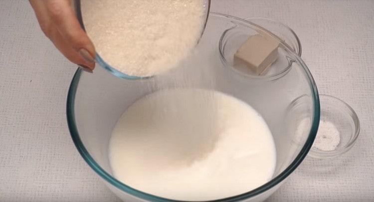Ajouter le sucre et le sel au lait.