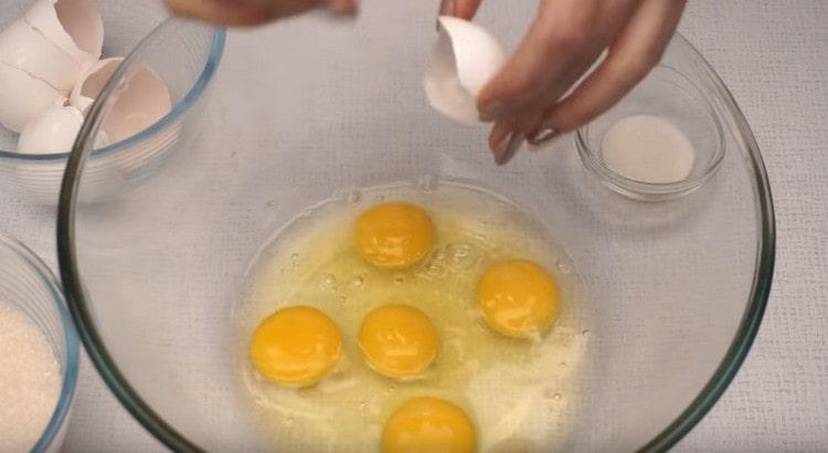 slå 5 æg i en skål.