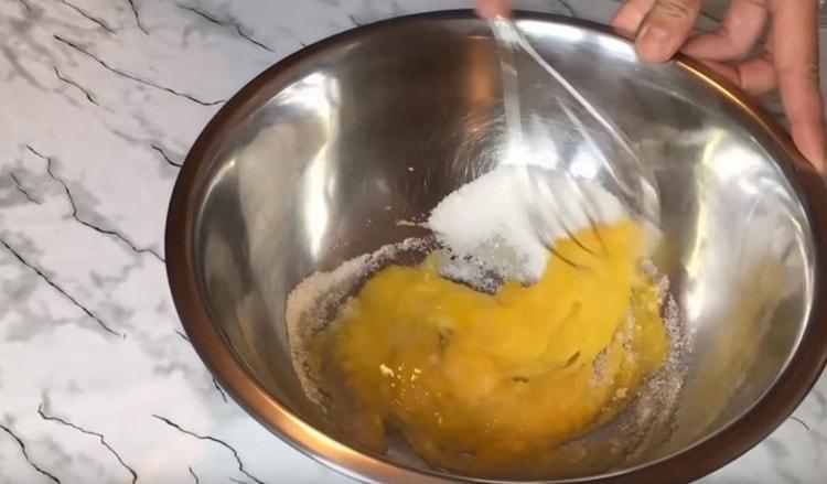Avec un fouet, frottez les œufs avec du sucre.