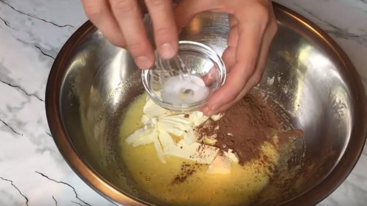 Ajouter le beurre ramolli, le cacao, les sodas et le vinaigre dilué à la masse d’œufs.