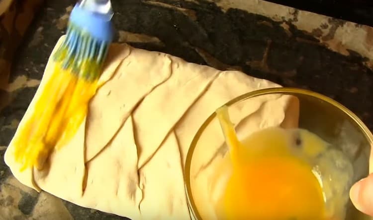 Avant de passer au four, graisser le gâteau avec du jaune fouetté.