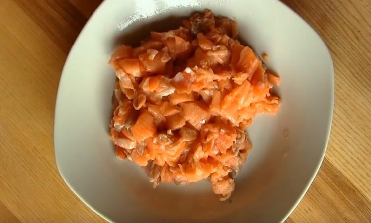 Couper le filet de saumon en un petit cube.